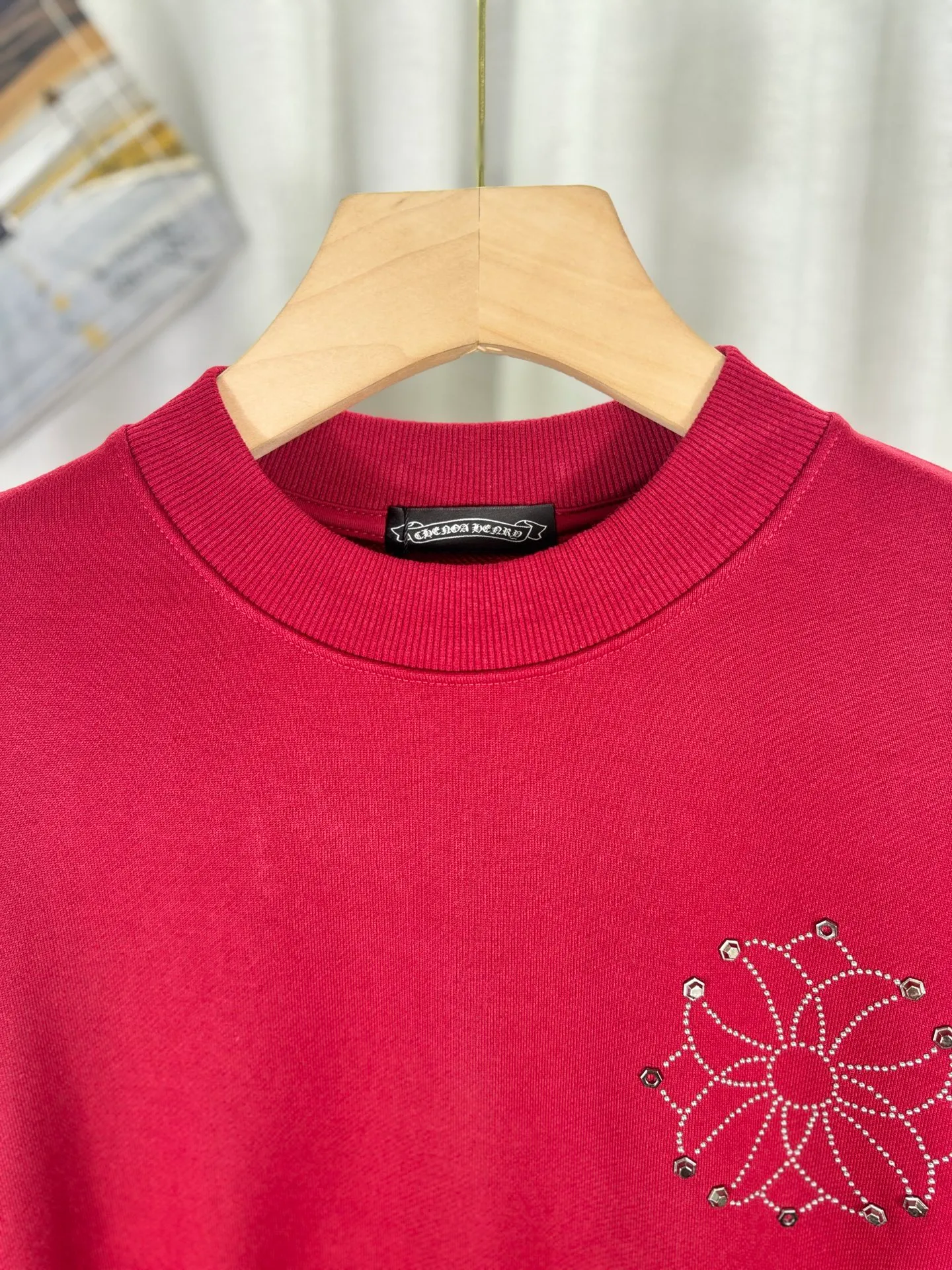 P250 top version, real shot without P, ​​different from market currency) 𝗖𝗵𝗿𝗼𝗺𝗲 𝗛𝗲𝗮𝗿𝘁𝘀/Croxin 2025 Autumn and Winter New Original Single Counter American 3D Rivets and Stickers Couple Casual Sweater 👑The highest version! Customized fabric 430g tripe terry fabric! American-style pickled and distressed original fabric, laser-burned flowers, rivets and diamonds, exquisite embroidery of letters! The best-selling model in the counter, very comfortable to wear. Accessories: original molded and authenticated collar label➕100% silk wash label. Genuine purchase-grade original hangtag➕matching hanging rope➕3D hanging beads➕original packaging bag. Craftsmanship: The original version has consistent wiring! The highest version of the armhole matching technique! Color: Red Black Size: S M L XL Style No.: 9334